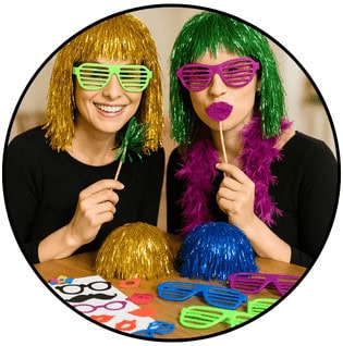 Lustige Verkleidungs-Accessoires für Fotobox oder Videofon – bunte Perücken, Brillen und Requisiten für unvergessliche Hochzeitsmomente.